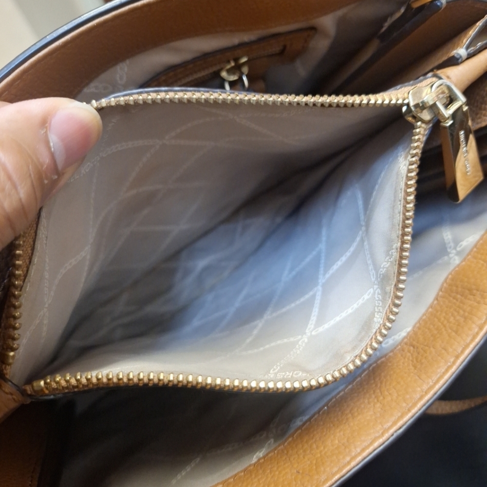 Michael Kors Mercer Medium Tan Cream Leather Messenger Bag Purse Crossbody - Picture 9 of 11